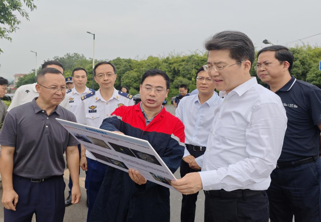 成都市委常委、市政府常务副市长曹俊杰等领导到成都西部呈祥化工物流公司调研